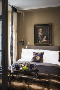 Camera da letto. Lavandieres, Notre Dame, Parigi. 2017, foto di Xavier Béjot | maii-interiors.com
