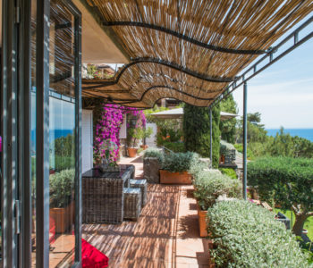 Terrazza con piante. Monte Argentario, Toscana 2015, foto di Xavier Béjot | maii-interiors.com