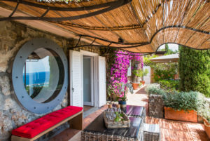 Terrazza con tavolino. Monte Argentario, Toscana 2015, foto di Xavier Béjot | maii-interiors.com