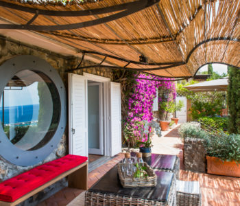 Terrazza con tavolino. Monte Argentario, Toscana 2015, foto di Xavier Béjot | maii-interiors.com